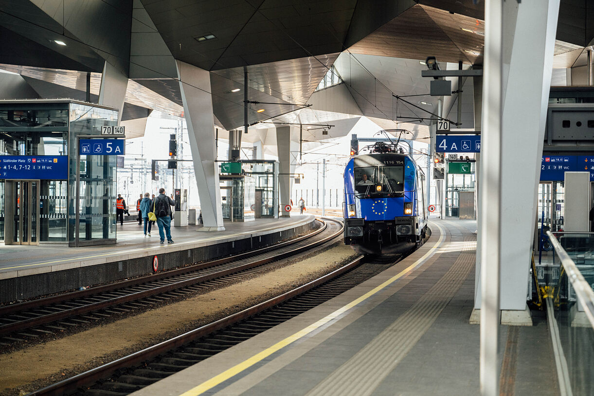 EU-Budget-Lok auf Bahnsteig