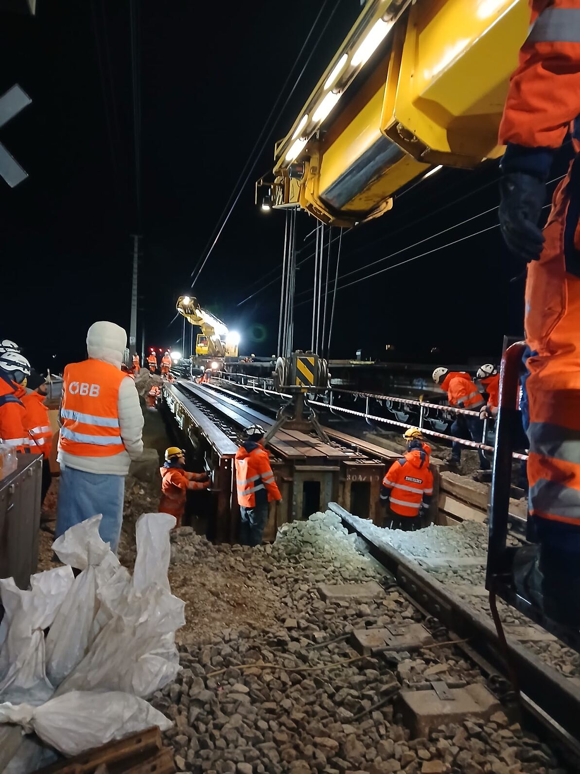 Hilfsbrückeneinbau Warme Fischa in Wr. Neustadt