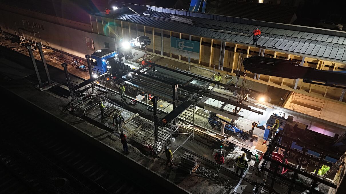 Bf. Himberg_Einheben Bahnsteigdach