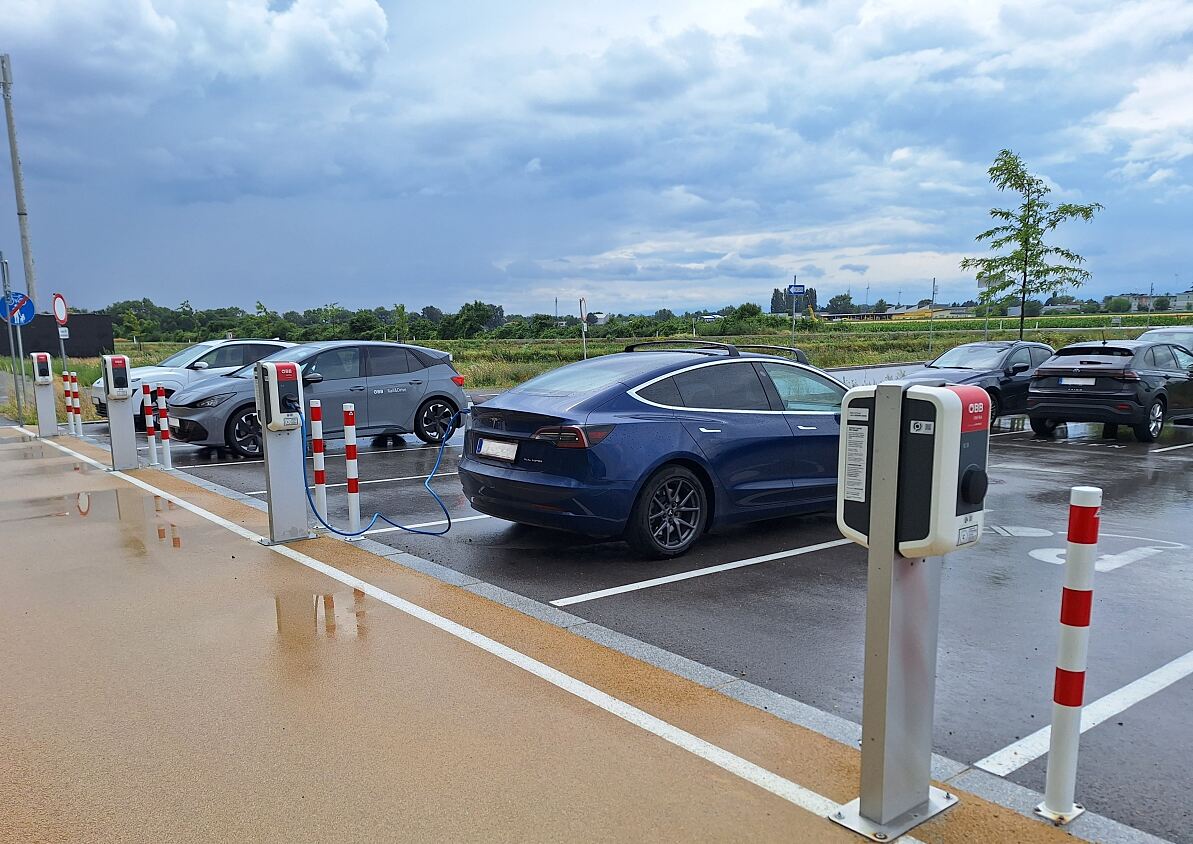 E_Mobilität_Tanksäulen_c_OEBB_Wild