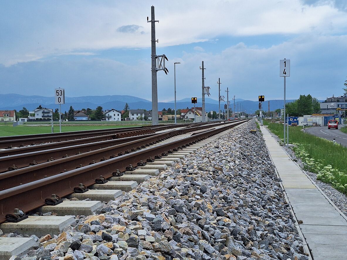 Neu gesetzte Oberleitungsmasten auf Höhe Wr. Neustadt