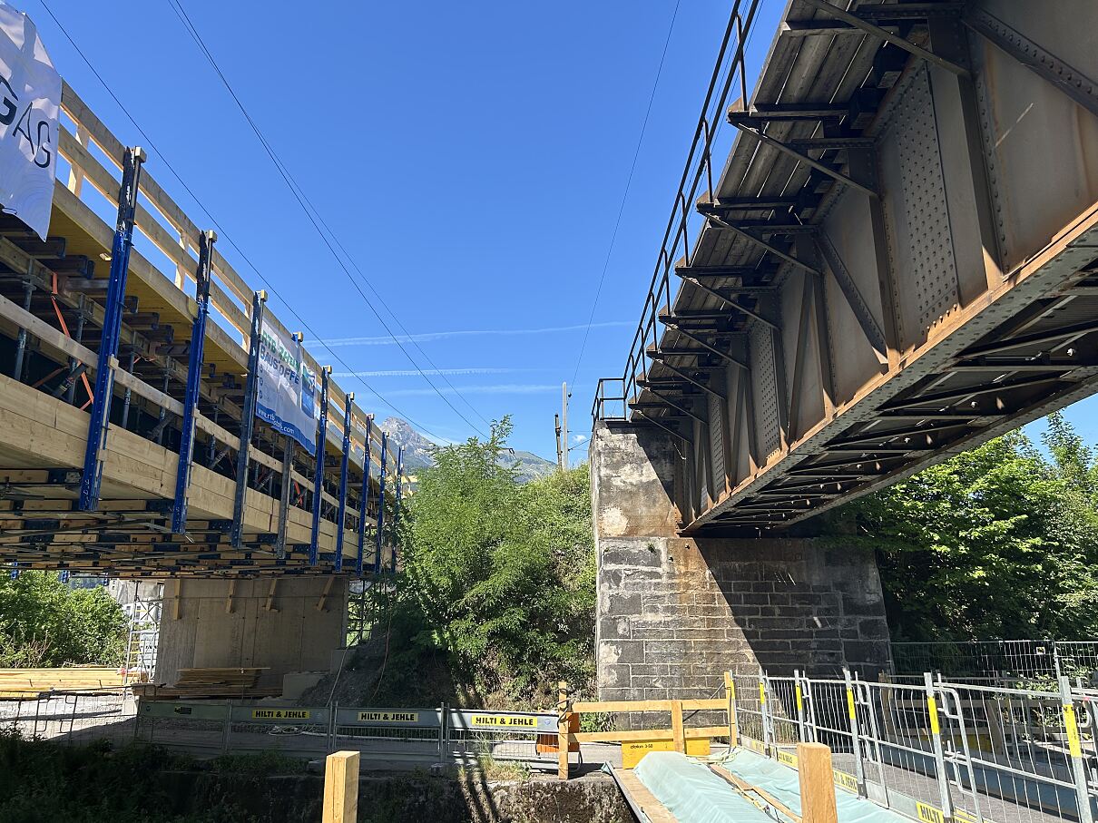 Neues (li.) und altes Tragwerk der Brücke über den Werdenberger Binnenkanal