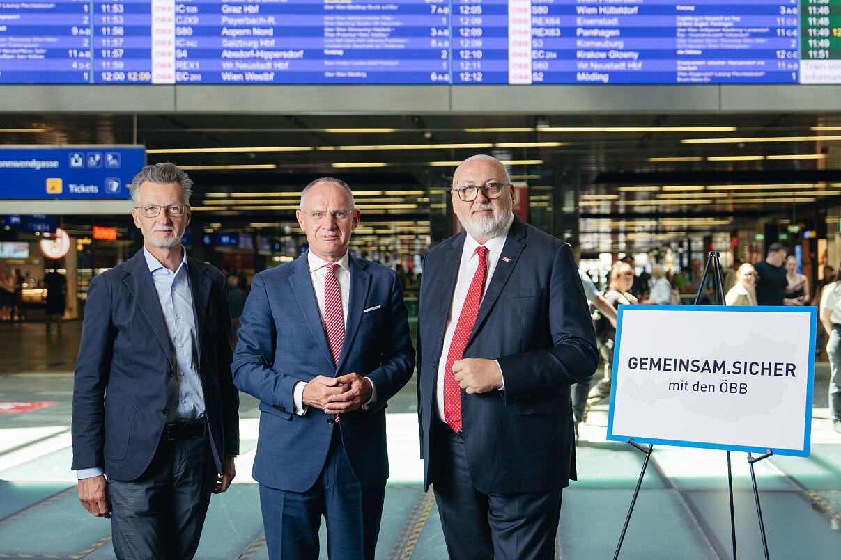 ÖBB Konzernbetriebsratsvorsitzender Roman Hebenstreit, Innenminister Gerhard Karner und ÖBB CEO Andreas Matthä bei der Unterzeichnung der Kooperationsvereinbarung GEMEINSAM.SICHER_c_OEBB_Leonte