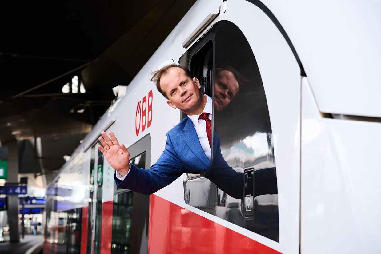 Klaus Garstenauer winkt_c_OEBB_Kurt Prinz