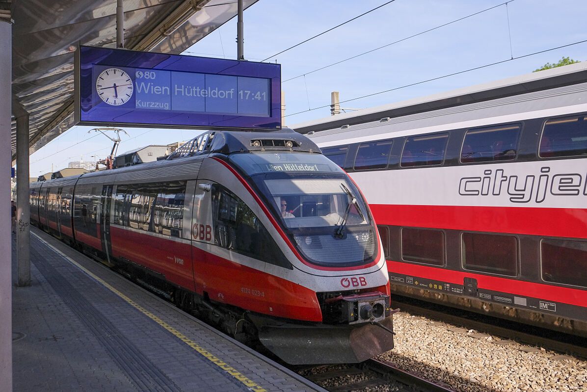 Zug am Bahngleis_c_OEBB_Zenger