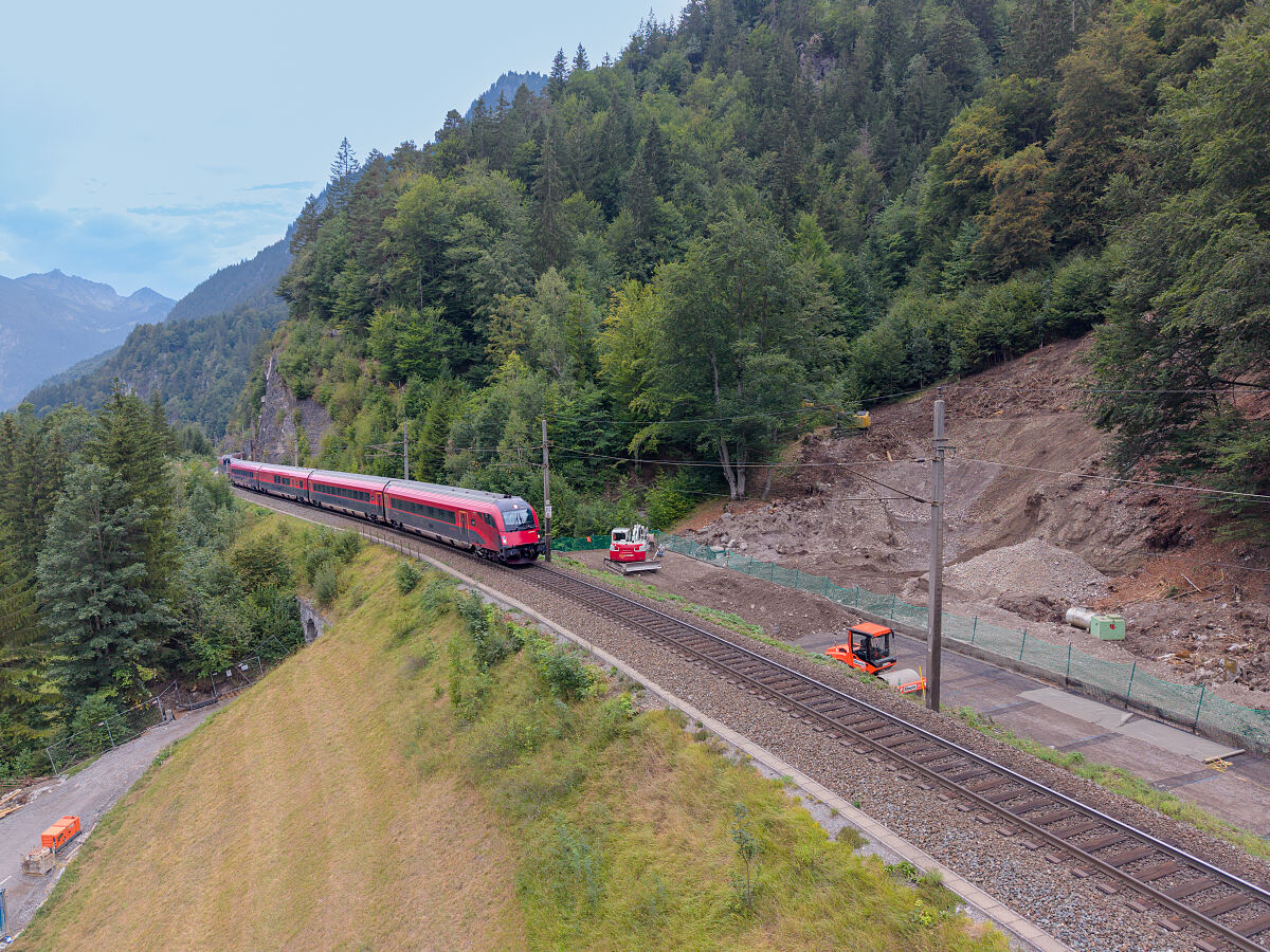 ÖBB Arbeiten für Lawinenschutzdamm an der Arlbergbahnstrecke 