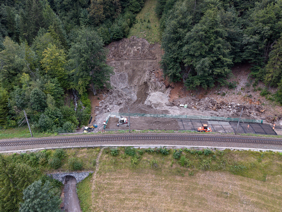 ÖBB Arbeiten für Lawinenschutzdamm an der Arlbergbahnstrecke 