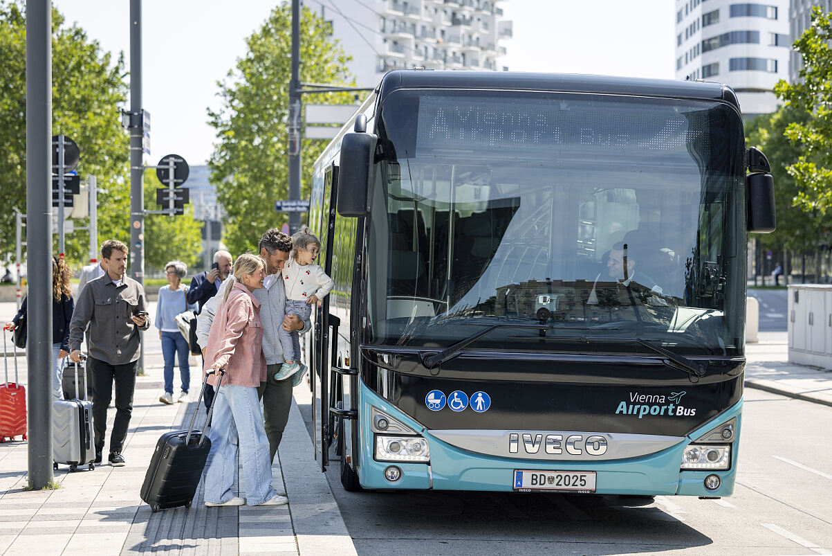 Fahrgäste beim Einstieg