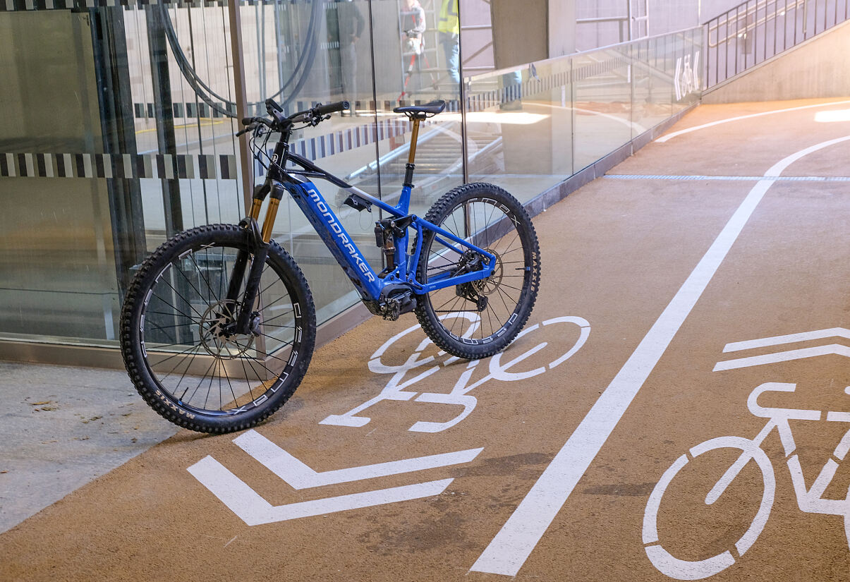 Radwegrampen am Bahnhof Himberg fertiggestellt