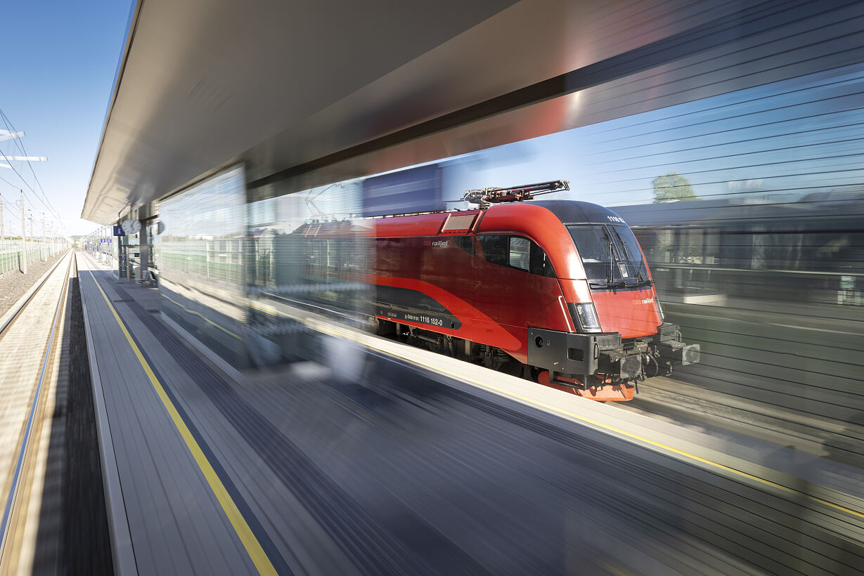Railjet bei Bahnhofsdurchfahrt