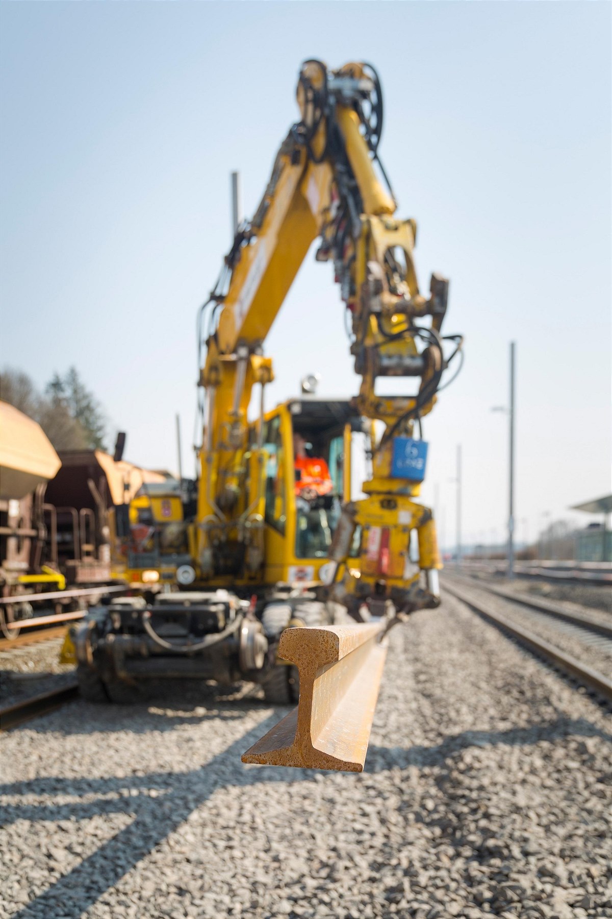20210910_Zweiwegebagger_Gleis2_c_OeBB_Zenz
