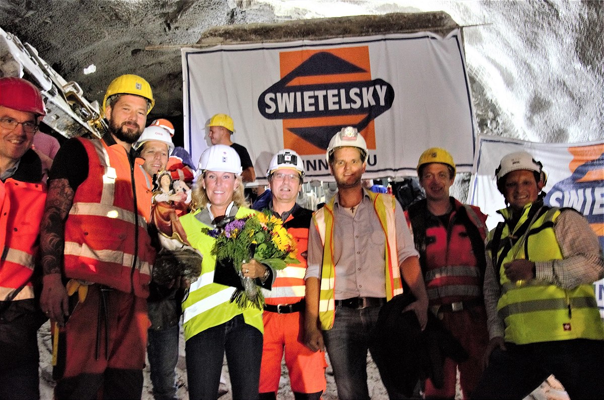 Tunnelpatin-Dr.-Christina-Haslauer-mit-Vertretern-der-_C3_96BB-Infrastruktur,-der-_C3_B6rtlichen-Bauaufsicht-AFRY-Austria-GmbH-und-Swietelsky-Tunnelbau-GmbH---CoKG-(c)Afry-Austria-GmbH