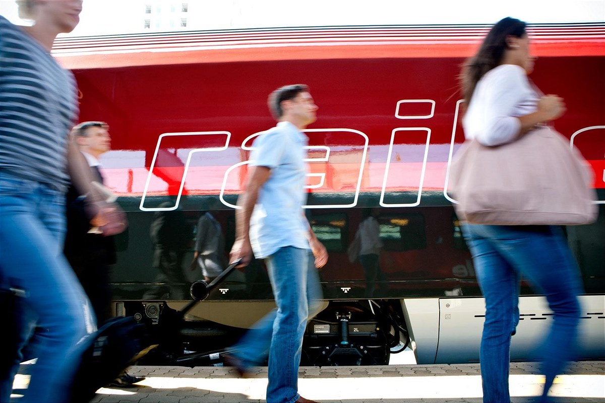 20210624_Railjet-aussen-mit-Fahrgaesten_Copyright_OeBB-Harald-Eisenberger