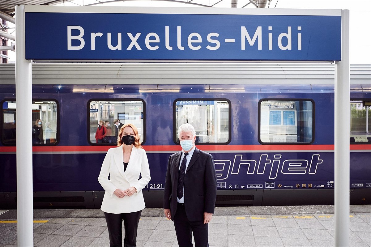20210526_Ankunft-nightjet-Bruessel-OeBB-PV-Vorstaendin-Michaela-Huber-SNCB-Leiter-internationaler-Verkehr-Luc-Boey-Copyright-OEBB-Marek-Knopp-051