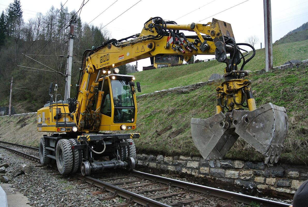 20210421_Zweiwegebagger-c-OeBB--Zitz-Maasa