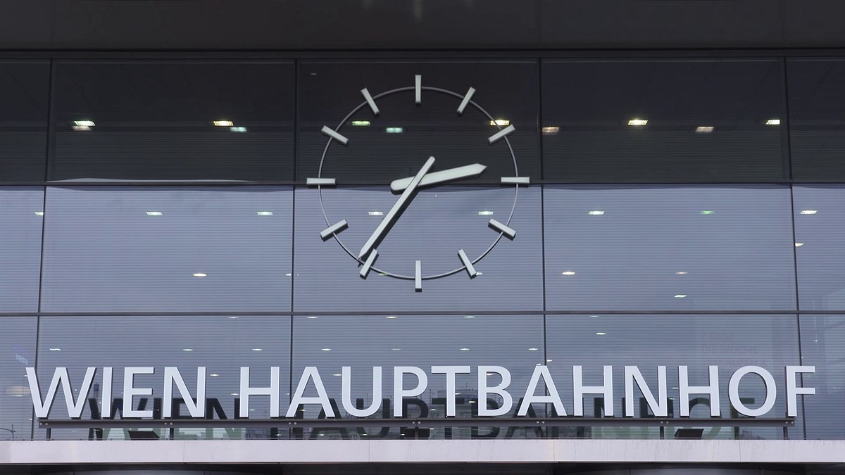 ÖBB Uhr Hauptbahnhof Wien Zeitumstellung