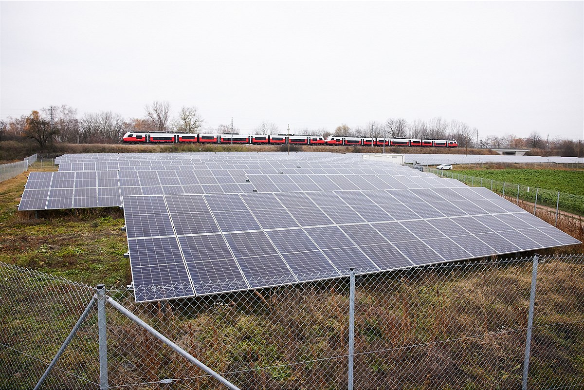 Bahnstrom-Solarkraftwerk Kottingneusiedl_Bgm. Ribisch, ÖBB-VD Pluy