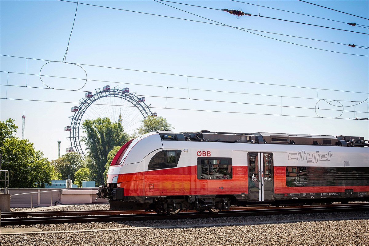 Cityjet in der Landschaft