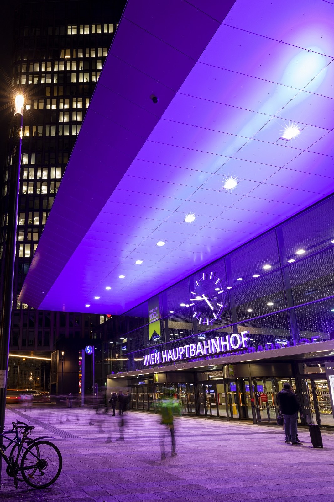 ÖBB_Purple Light Up_Wien Hbf._hoch(c) ÖBB-Steiger