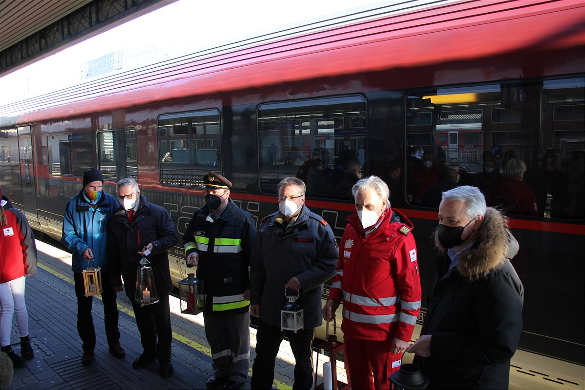 Ankunft des Friedenslichtes am Hauptbahnhof Innsbruck