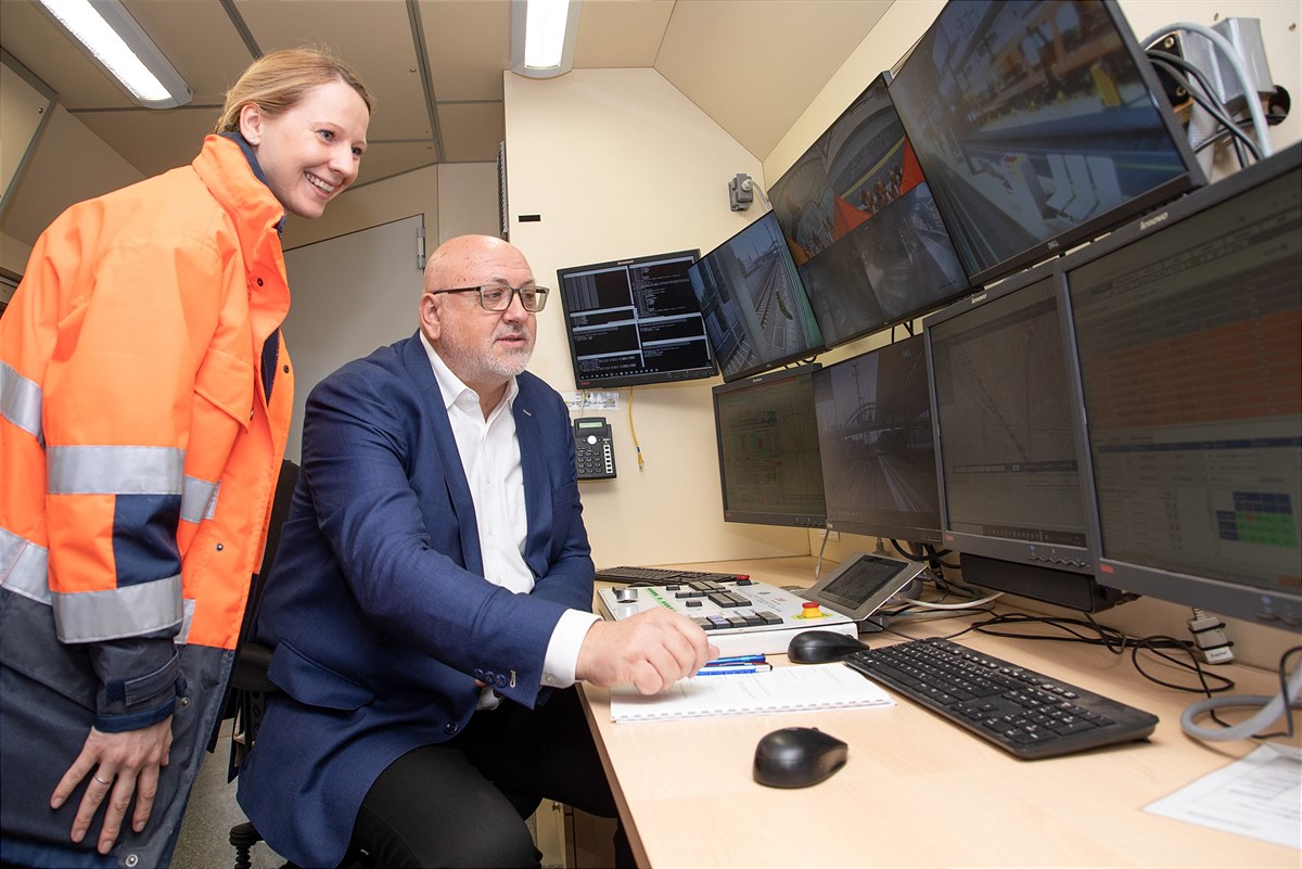 Ewelina Klein und Andreas Matthä im Inneren des Greentrackers_c_ÖBB-Tanzer