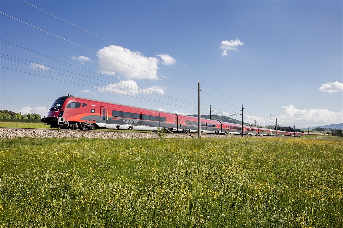 Railjet in der Landschaft