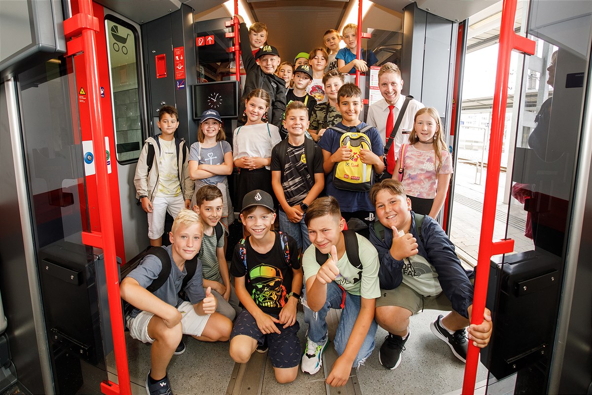 Die ÖBB parkten ihren Zug am Linzer Hbf., um den Kindern die Berufe Lokführer und Zugbegleiter näher zu bringen.