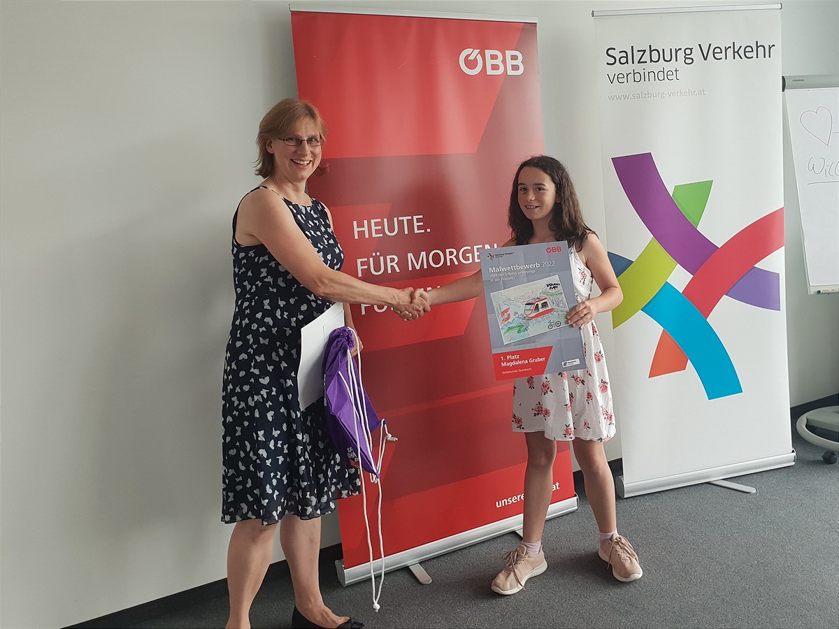 Barbara Kleinert gratuliert der Gewinnerin Magdalena Gruber  
