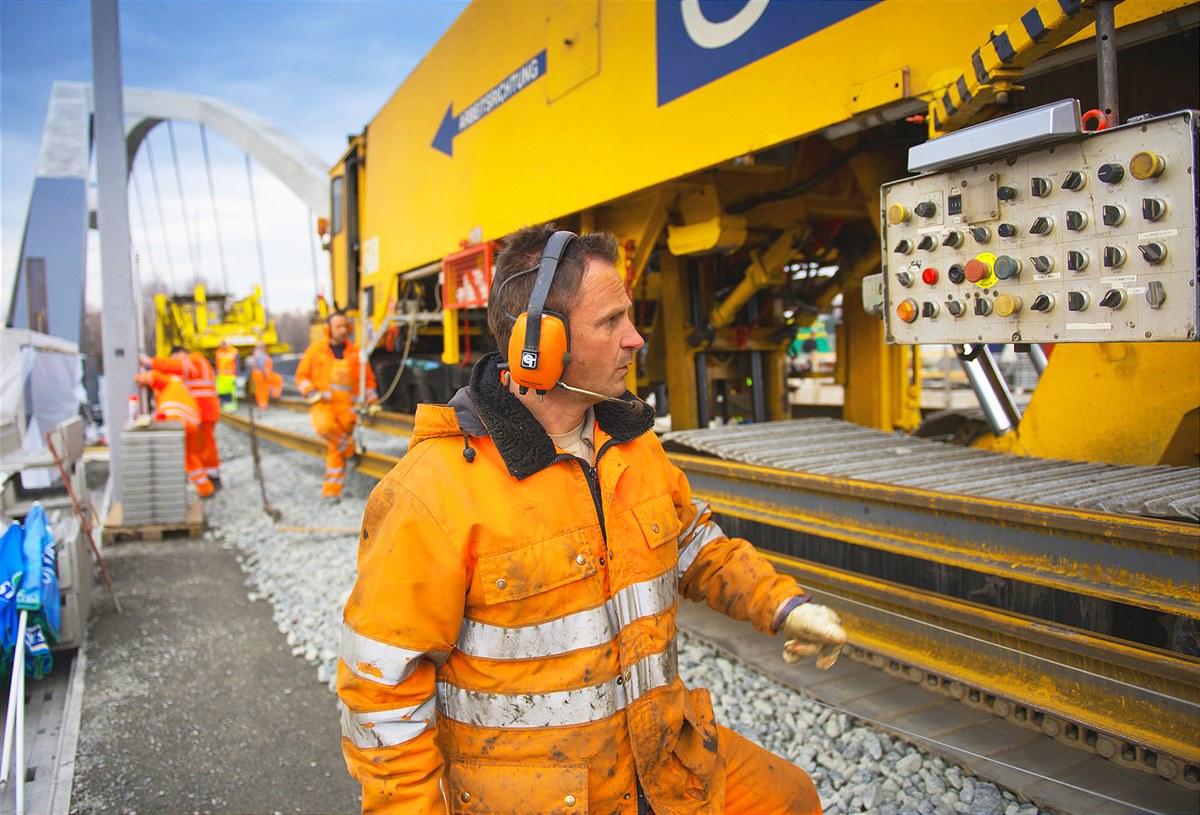 Großbaumaschinen auf ÖBB Baustelle