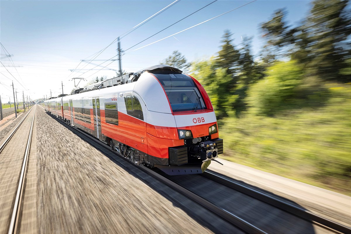 Cityjet in der Landschaft_Copyright ÖBB_Harald Eisenberger_1