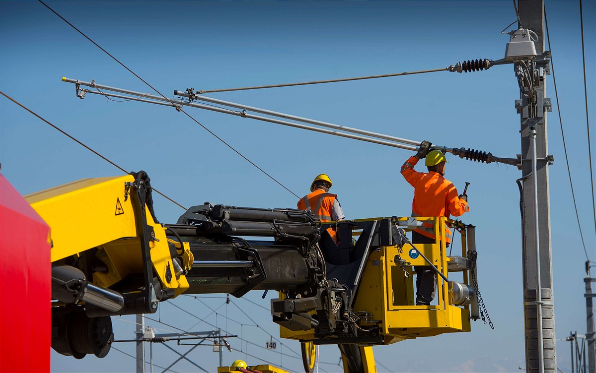 Oberleitungsarbeiten mit Turmwagen Leitungsbau © ÖBB, Hanno Thurnher