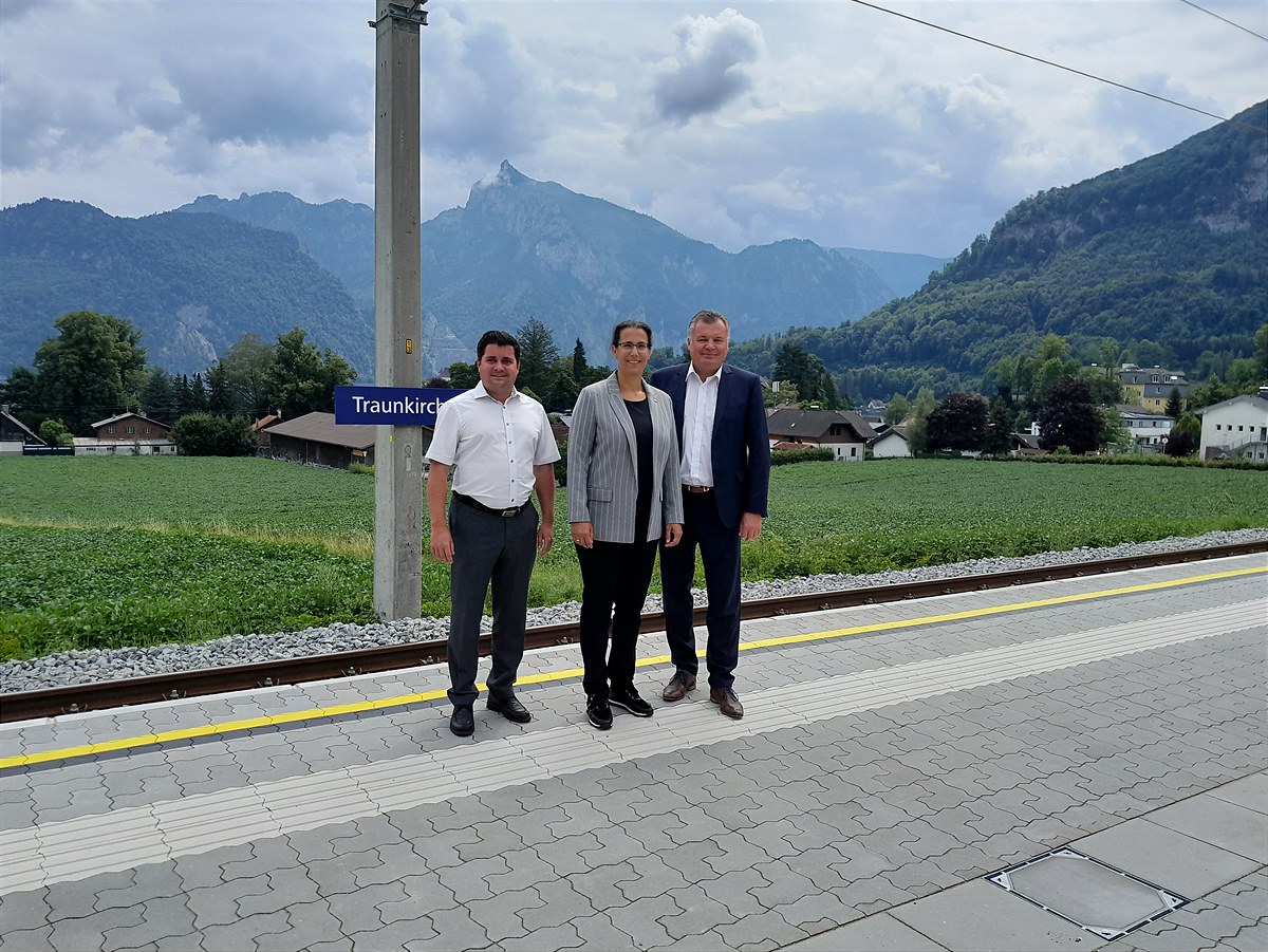 v.l.n.r. Christoph Schragl, Bgm. Traunkirchen; Judith Engel, Vorständin ÖBB-Infrastruktur AG; Günther Steinkellner, LR für Verkehr in OÖ