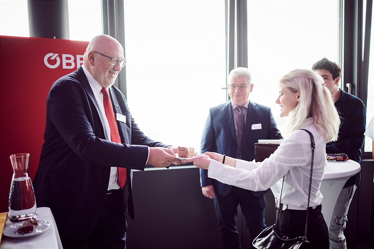 Generationenwechsel Bei Den ÖBB: Langjährige Und Neue Kolleg:innen Im ...