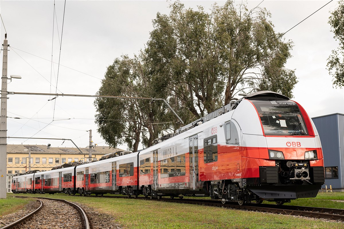 Einer der neuen Nahverkehrszüge (Siemens Desiro ML)  für Vorarlberg