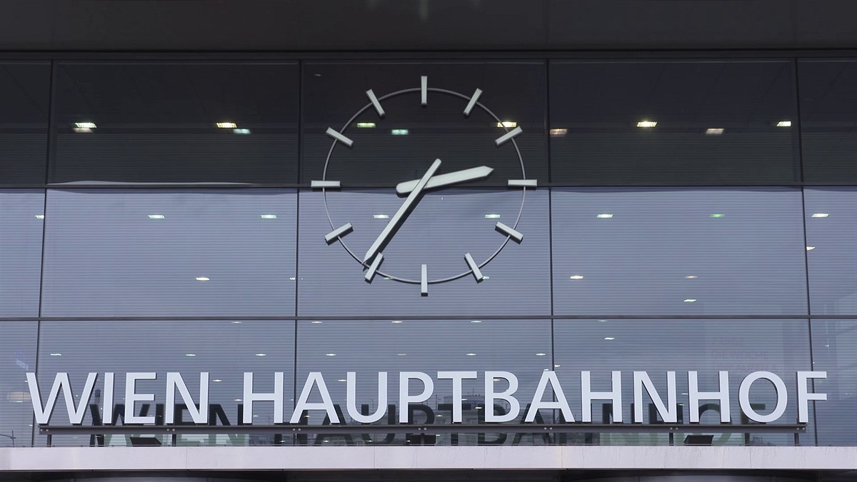 Zeitumstellung Uhr Wien Hauptbahnhof (c) ÖBB_Michael Posch_PR