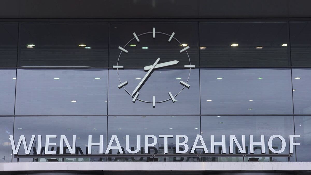 ÖBB_Uhr rückwärts_Wien Hauptbahnhof