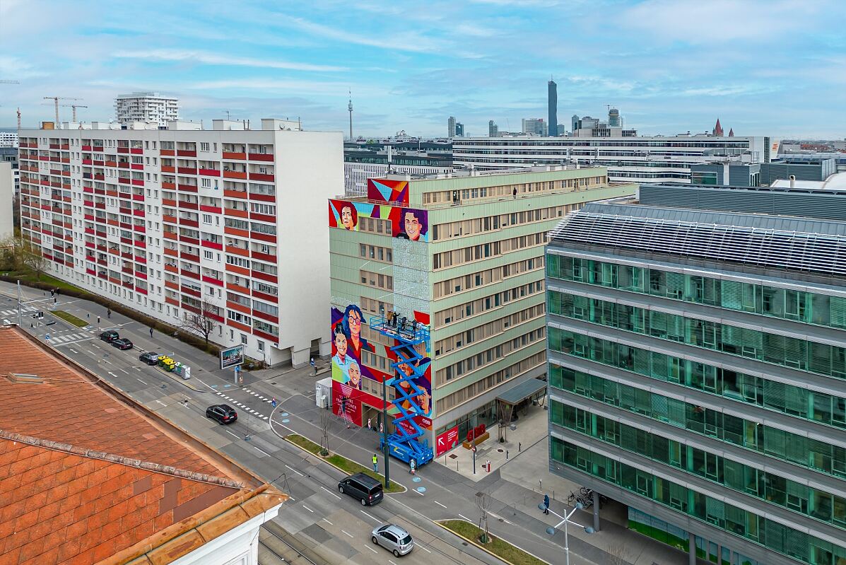 ÖBB Frauentag Mural im Entstehungsprozess