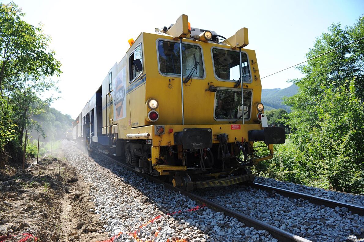 Maschineller Durcharbeitungszug mit Stopf- und Planiereinheit © ÖBB