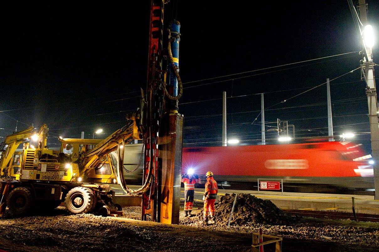 Rammarbeiten_Setzen von Oberleitungsmasten_© ÖBB, Christian Zenger