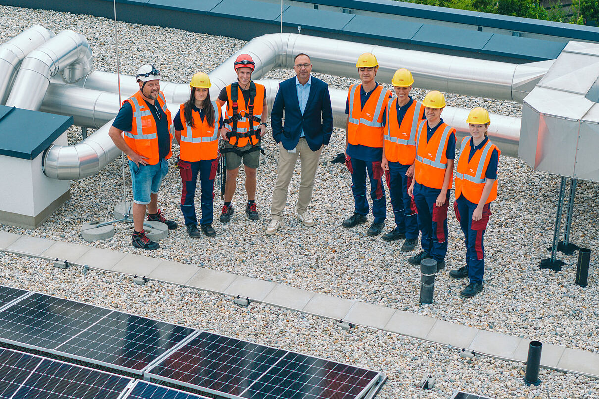 ÖBB Lehrlinge bauen Photovoltaikanlage