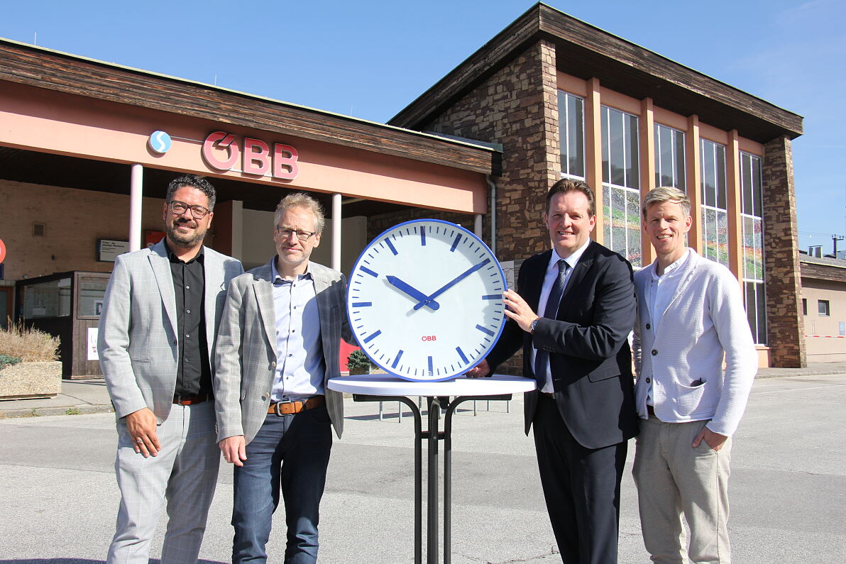 Die Uhr für den alten Bahnhof Fritzens-Wattens ist abgelaufen