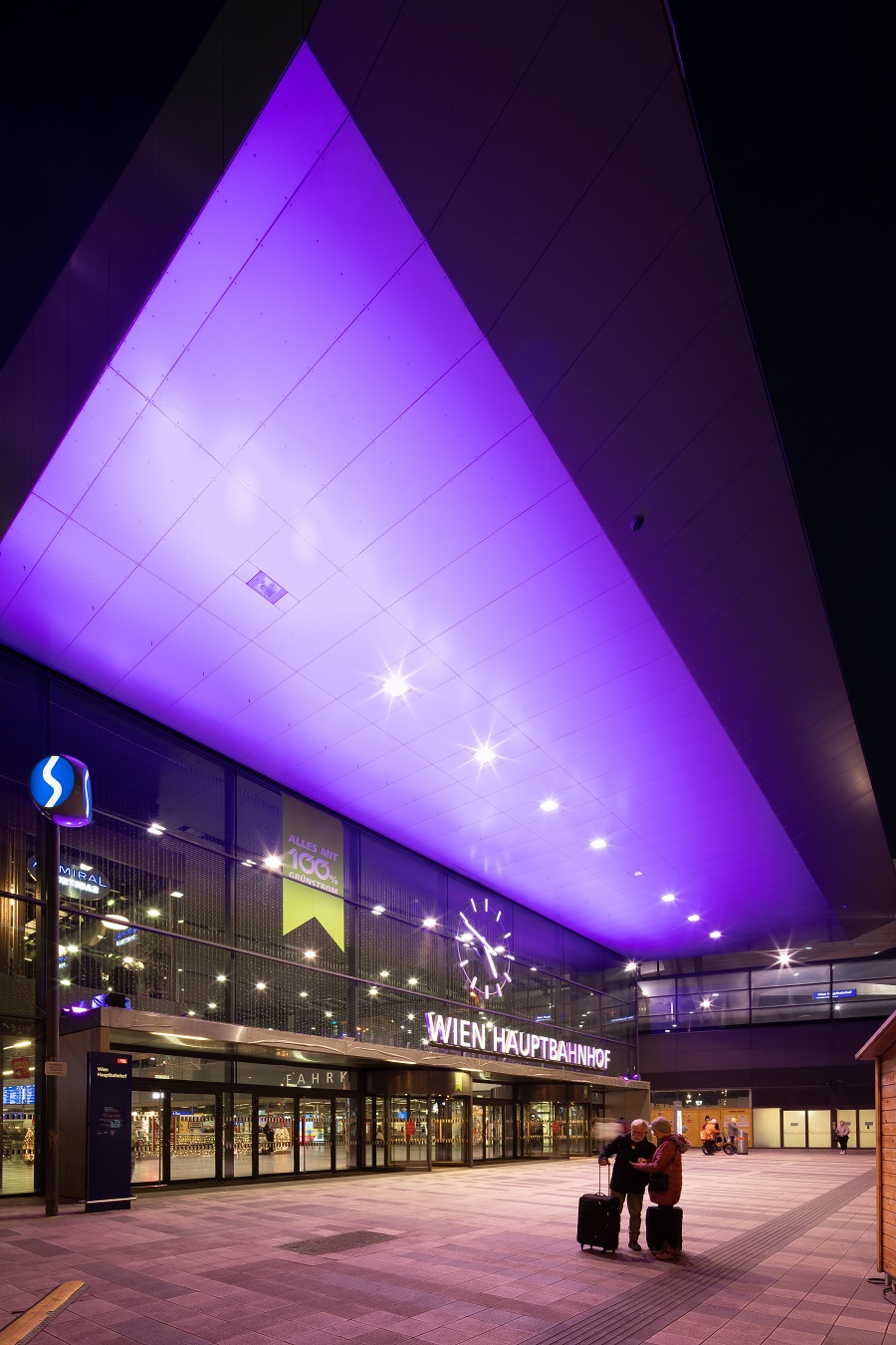 ÖBB Wien Hbf. Purple Light Up