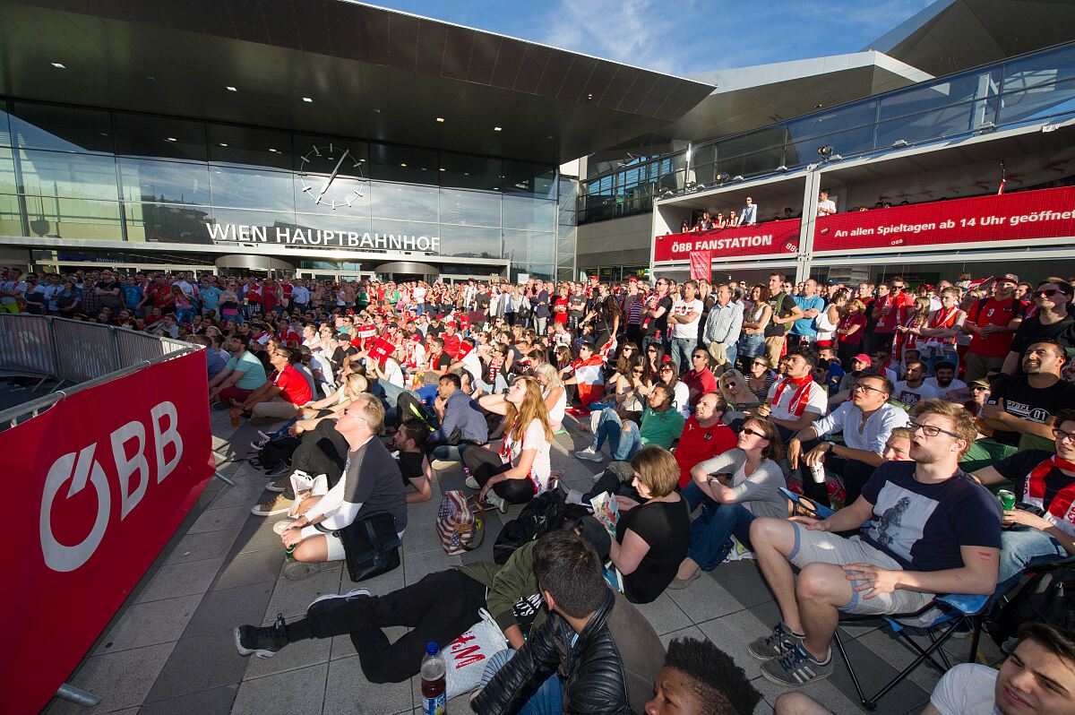 Public Viewing Wien Hauptbahnhof