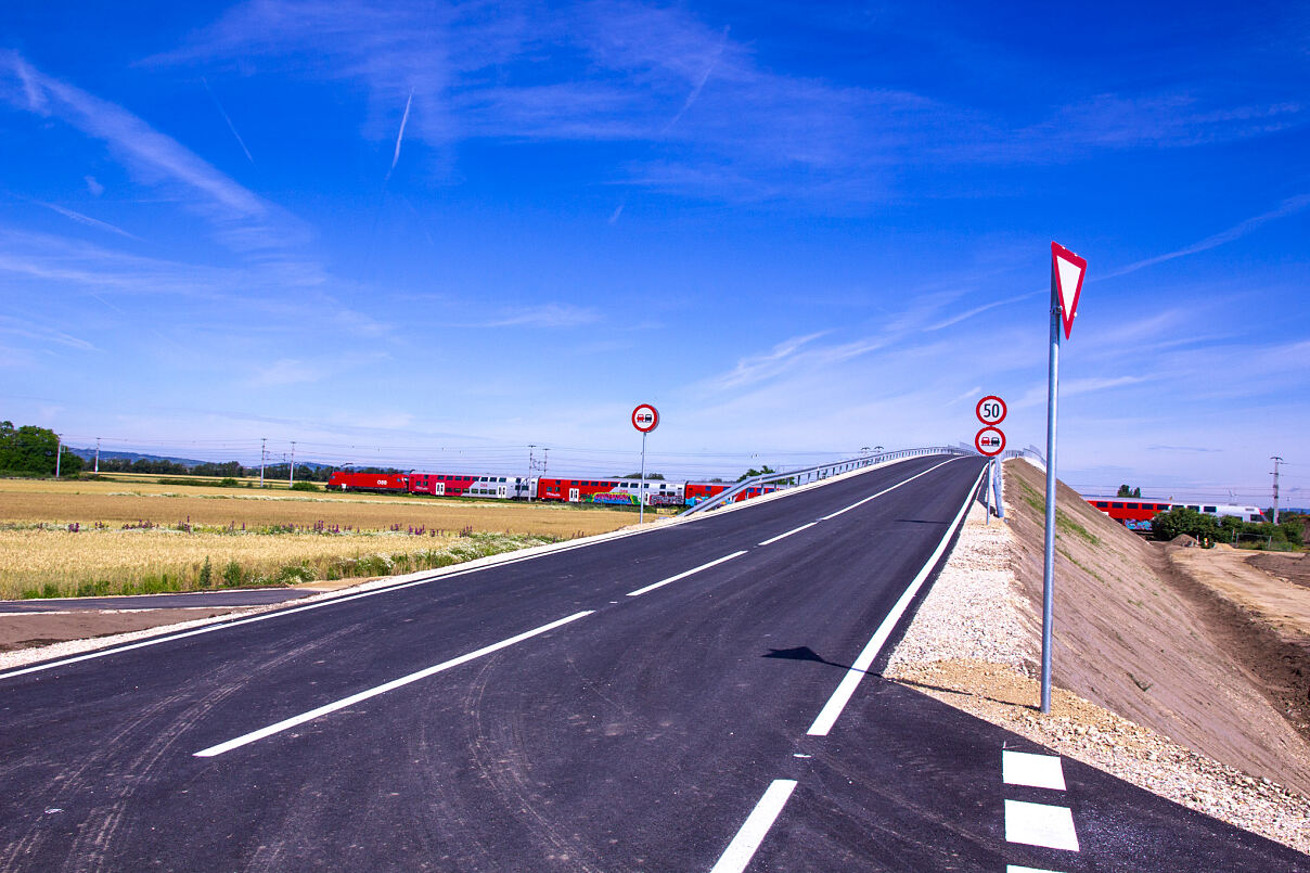 Neue Wirtschaftswegbrücke zwischen Aderklaa und Deutsch-Wagram + Zug