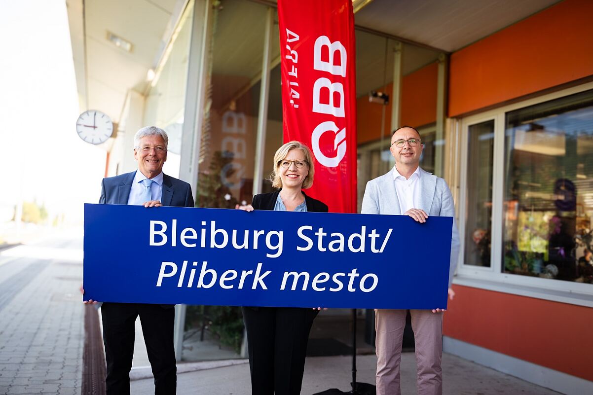 Zweisprachige Bahnhofsschilder in Kärnten und dem Burgenland