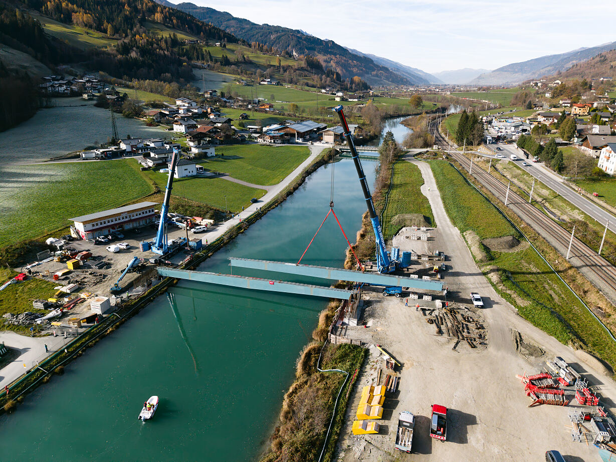 Einhub der Brückenteile in Gries im PInzgau