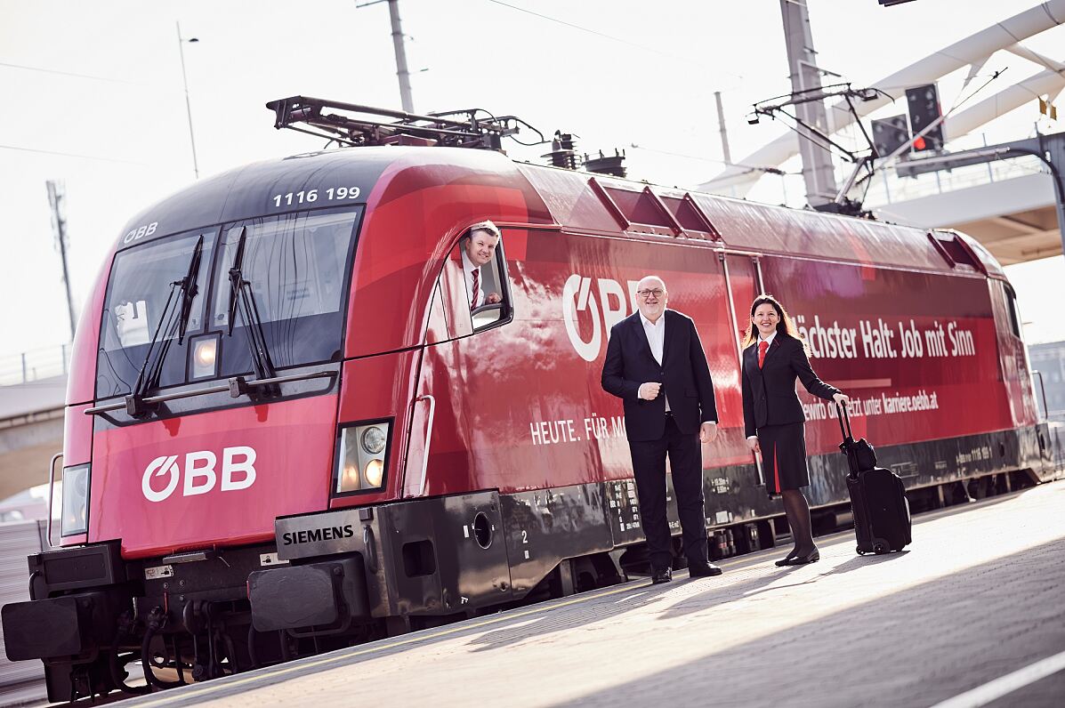 ÖBB CEO Andreas Matthä mit Lokführer und Zugbegleiterin