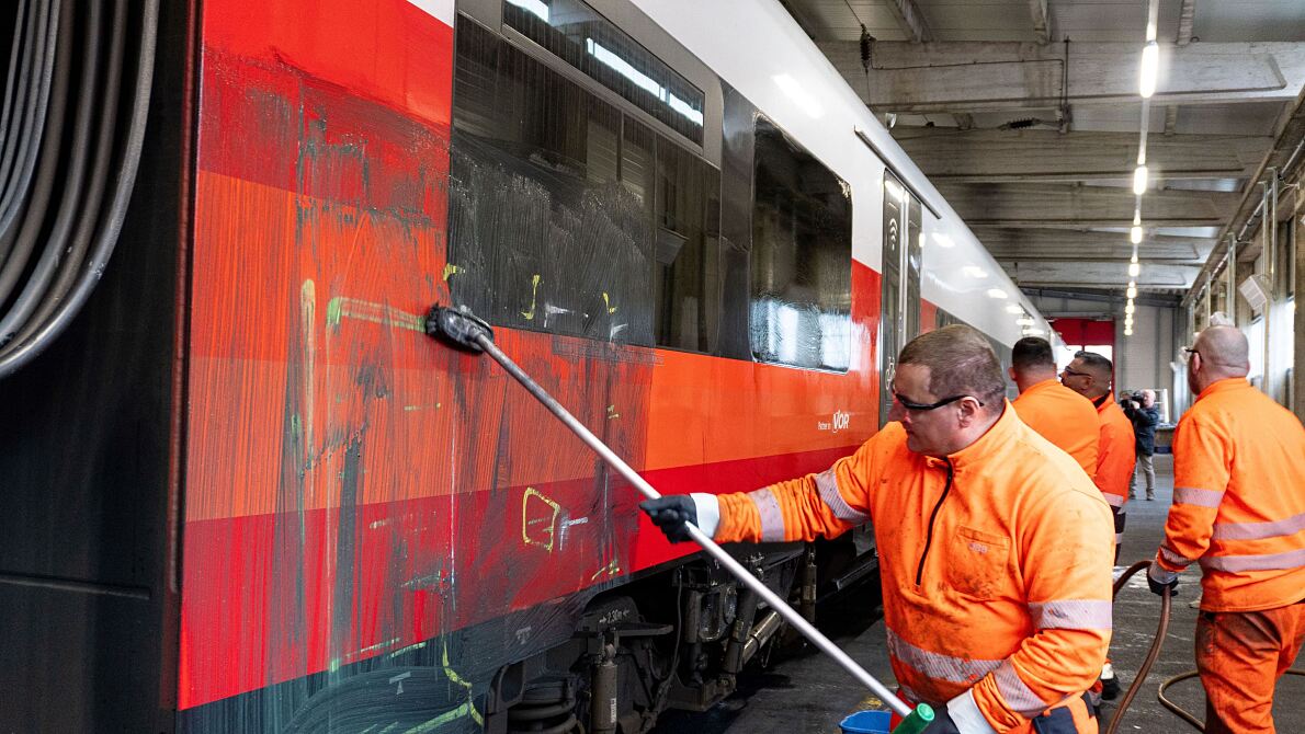 ÖBB_Graffiti-Entfernung_4_@ÖBB-Darrer-Tuma