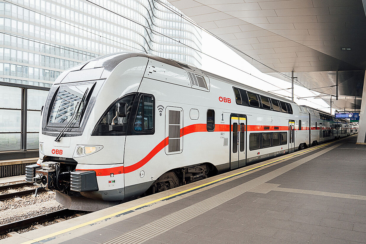 DB IC-Doppelstockzügen des Typs Stadler KISS 200