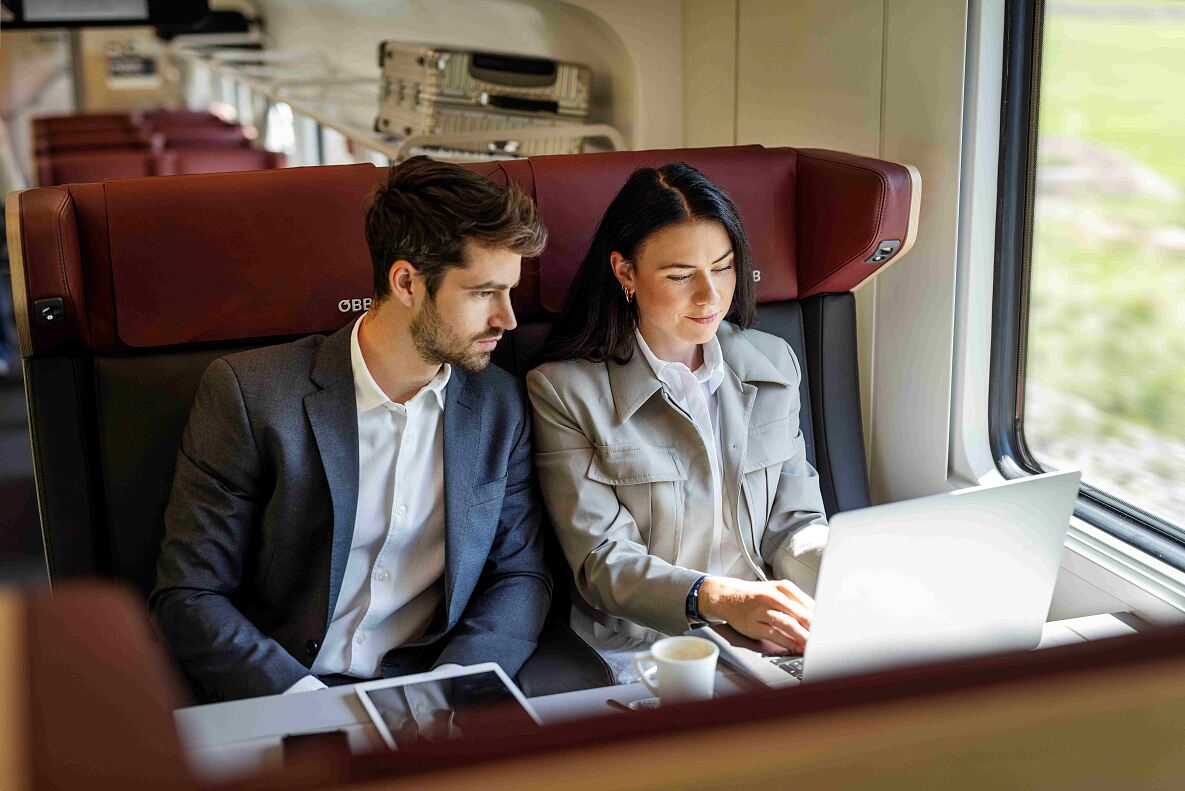 Reisende in der 1. Klasse im Railjet